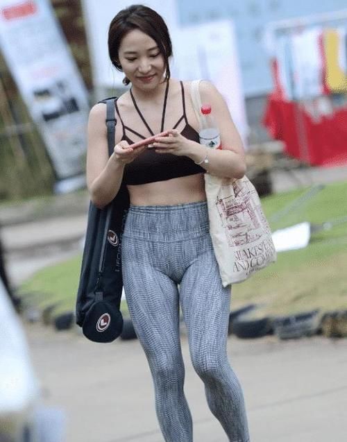辣妈|灰色高腰瑜伽裤街头拍摄，姣好身形十分迷人！实在是太美了！
