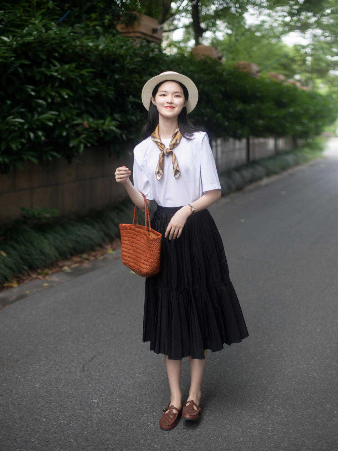 时尚博主|原来初秋T恤还能这样穿,简约而不简单,优雅还减龄