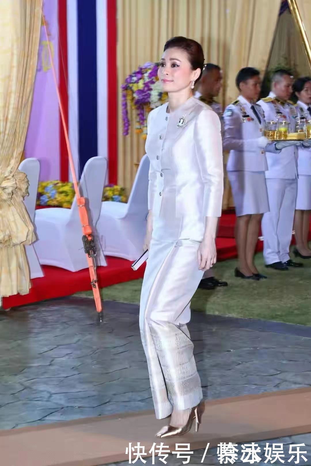 诗妮娜|苏提达穿古风绸缎裙艳压诗妮娜,搂着泰王笑开花,诗妮娜难过瘪嘴