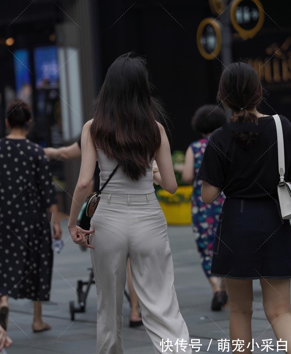 衣服|一身白色穿搭，看起来青春活泼，还很减龄