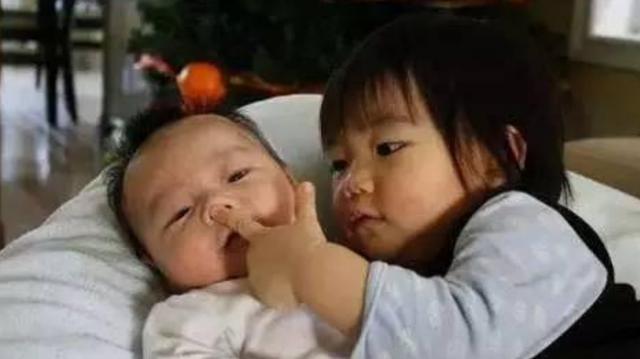 小刘|6岁男孩总爱偷穿妹妹的裙子,父母带去医院,检查结果让父母落泪