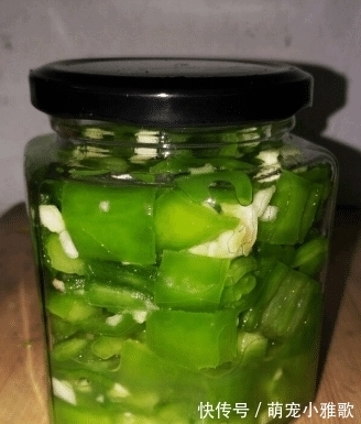 腌辣椒还得按老方法来，不仅制作简单，吃起来还特别香！