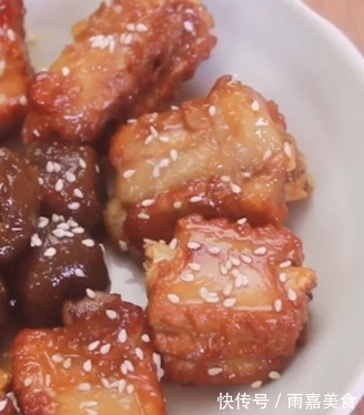 为什么排骨焯水后又腥又柴？看完大厨做法才知道，原来是用错水了