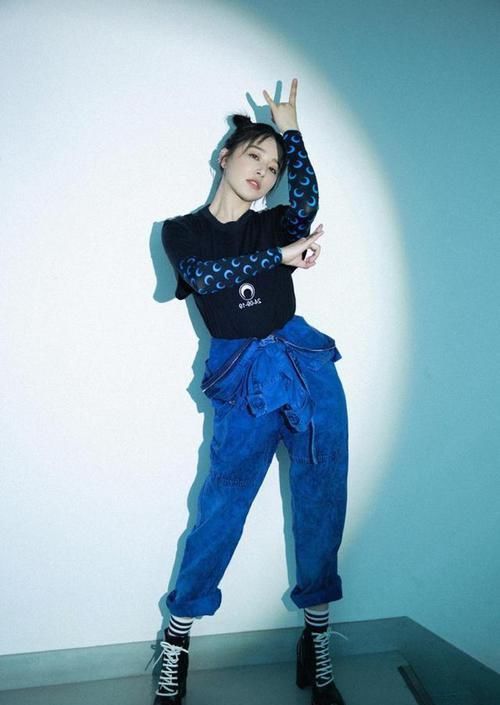 小姐姐白色上装搭配牛仔裤,穿起来清新又自然