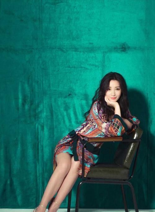 美女|街拍,美女发色夸张,妆容带感,充满青春活力