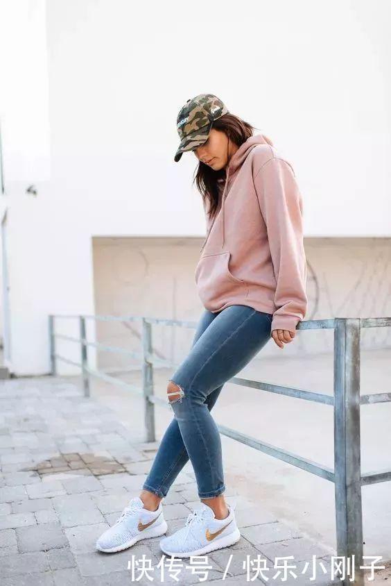 美女穿简洁利落的牛仔裤,更具一股青春活力感