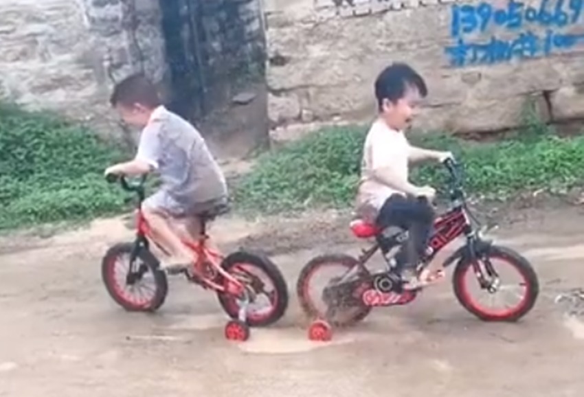 自行车|俩熊孩子骑自行车,后轮陷入泥坑后令人万万没想到高手在民间