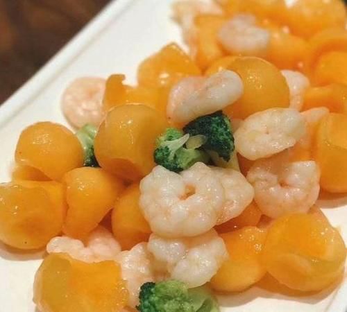 春天来了，女性多吃3种食物，补水嫩肤，淡化黑色素，谁吃谁年轻