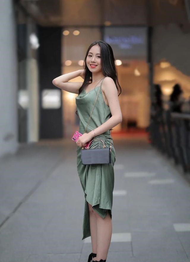 清凉 藏青色连衣裙搭配绑带高跟鞋,简约时尚,自信大方