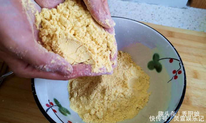 真香|别瞧不起玉米面,教你个秘制做法,我家三天两头就做,真香