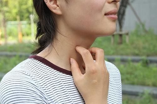 喉咙总是感觉有痰卡着，咽不下去又咳不出来，应该怎么办？
