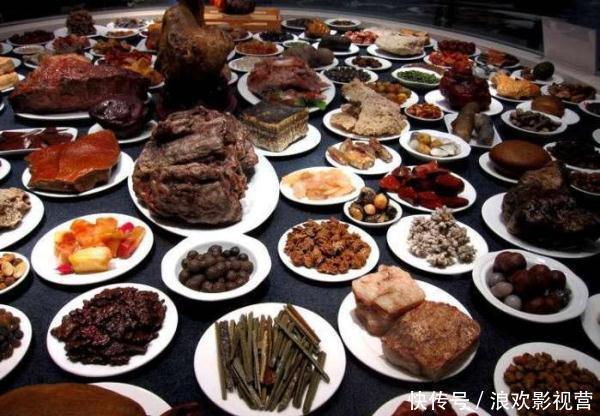 大多演员“吃饭”都是假的，只有他们的饭菜是真的，拍完直接开饭