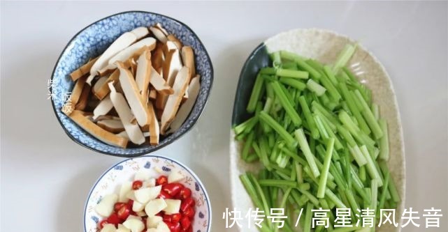 食材|两种食材搭配，大火一炒就上桌，这道快手菜，开胃又美味！