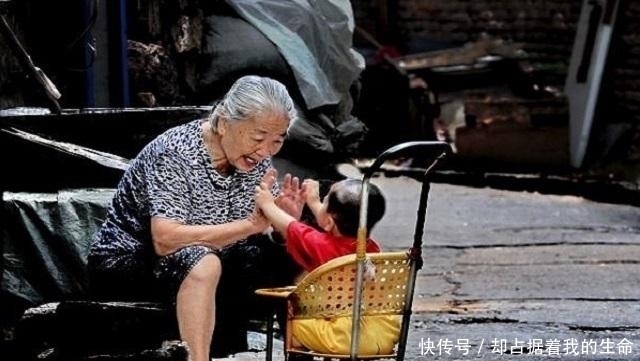 粗暴|爷爷因给孙子洗脚而意外走红,方式简单粗暴,网友:表情都扭曲了