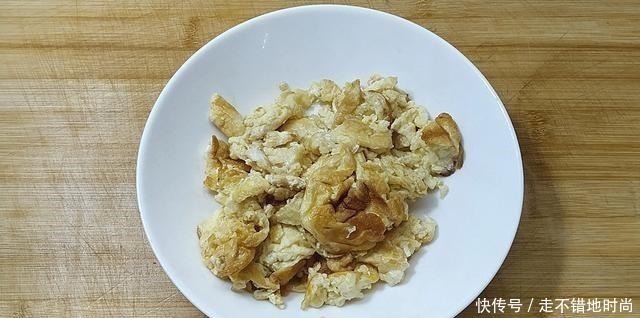 西红柿别再只是炒鸡蛋,和它一起做,开胃下饭,孩子点名要吃的菜
