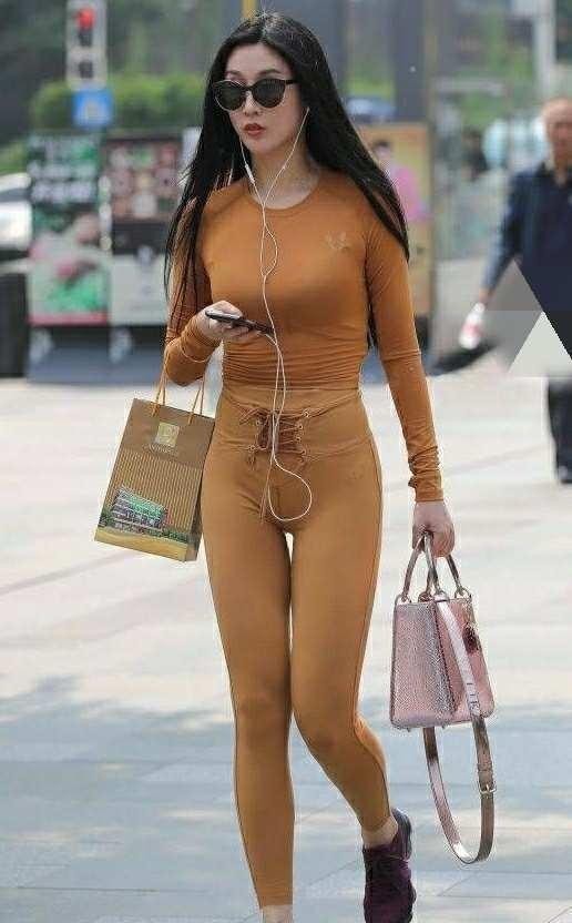 优美|街拍精致优美的紧身打底裤美女,搭配更有女人味,展现完美身材!