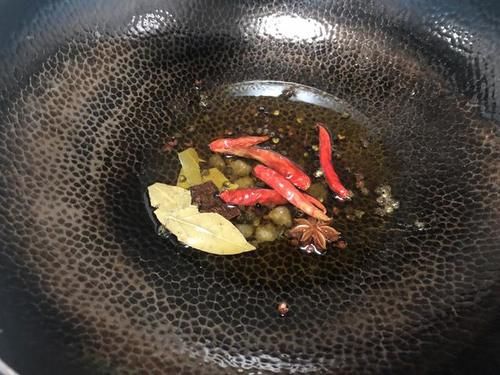 大盘鸡这么做才正宗，鸡肉爽滑麻辣，土豆软糯甜润，4斤肉不够吃