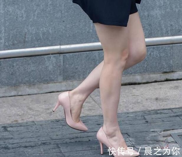 优雅 别致的尖头高跟鞋配上丝袜,展现出特别的设计感,提升女人性感品质!