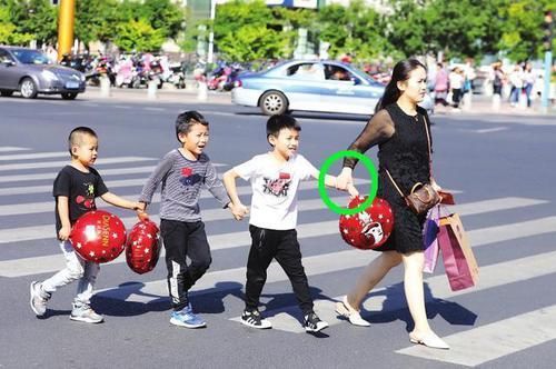 电梯|爸爸每天早早的去幼儿园接孩子，听了儿子说的话之后，妈妈不淡定了