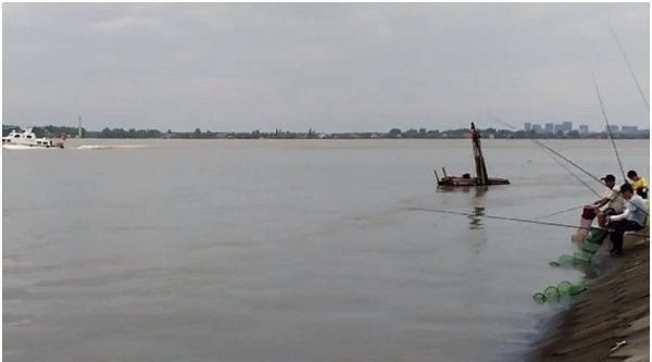 钓鱼人苦中作乐,站在二楼钓鱼,网友羡慕又心疼