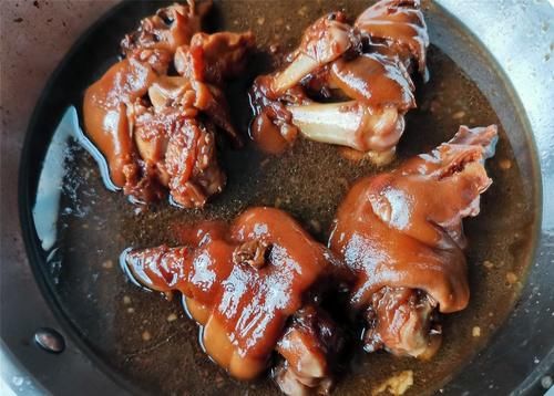  猪手和猪肘子去异味有窍门，烤制这一步不能少，做出的菜肴干净没异味，放心吃