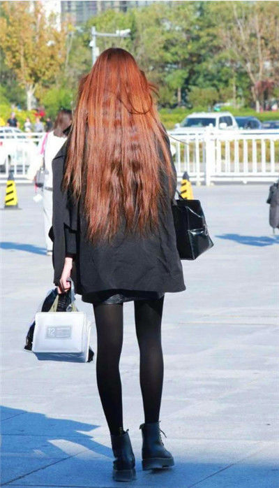 街拍:美女白色露肩紧身裙,身材曼妙长发披肩,窈窕多姿