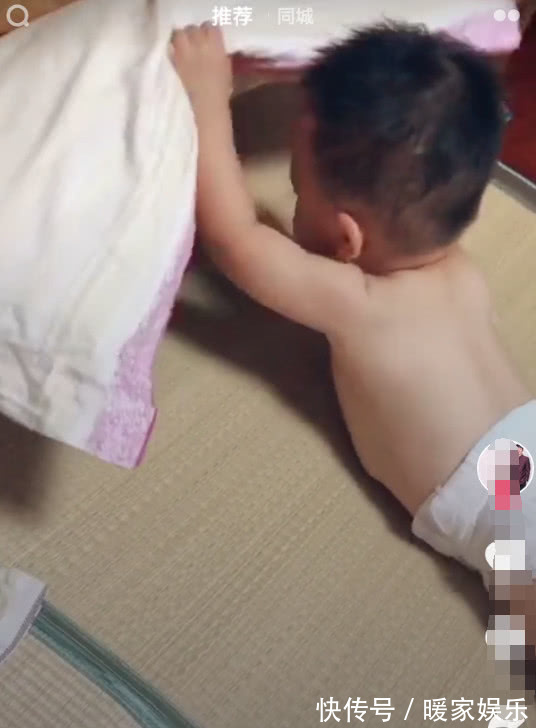 宝宝|一岁宝宝偷玩老爸手机,爸爸洗澡回来,看到后吓一跳