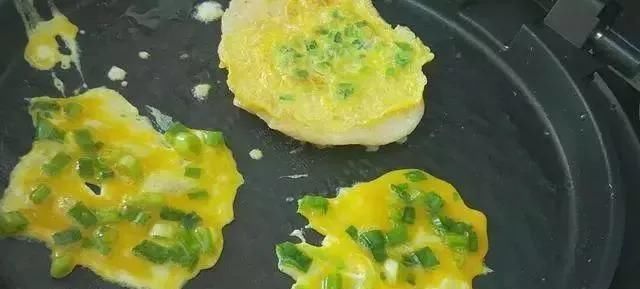 筷子|早餐饼的新吃法，不揉面不擀面，筷子一搅，比包子油条好吃，真香