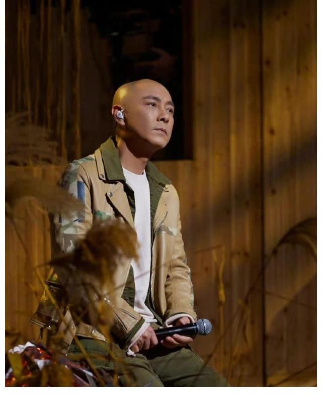 《追光吧》哥哥们能不能追光不知道，咖位参差不齐，油腻感又来了