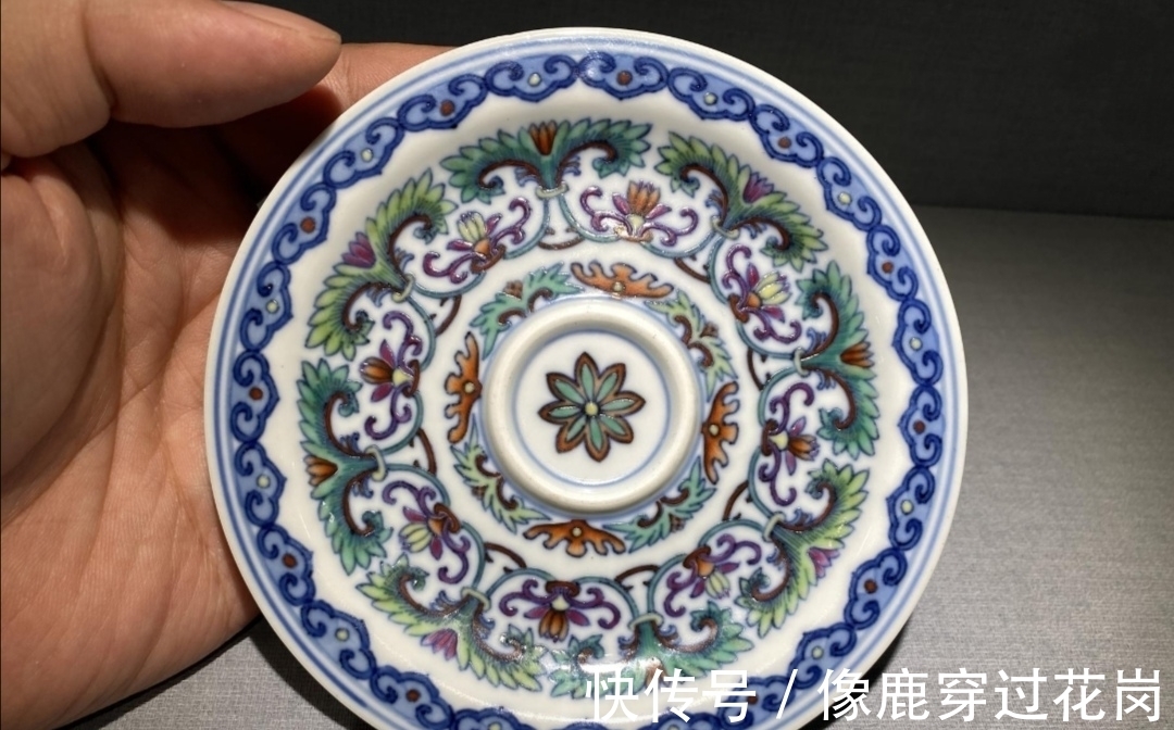 大清乾隆年制@崔凯:乾隆官窑,斗彩盏托,比较难得