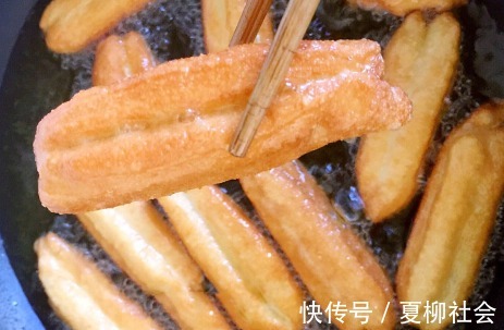 大厨|炸油条时，别只会用泡打粉！大厨教你正确做法，香软蓬松又健康