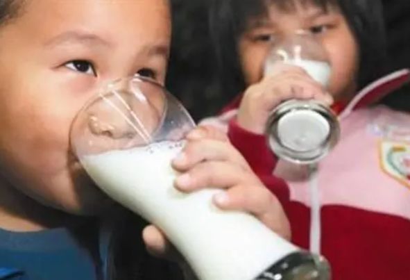 文文|儿科主任:身高“终止器”或是牛奶,1天3杯害了娃,喝多反而矮