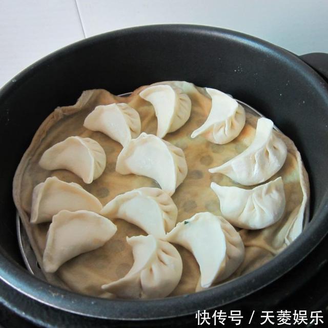 白菜饺子此样调馅太好吃了，做法简单，味道鲜美，好吃停不下来