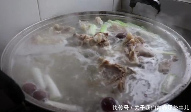 炖羊汤,羊肉直接炖是大错,牢记关键3步,羊肉软烂,汤浓白鲜美
