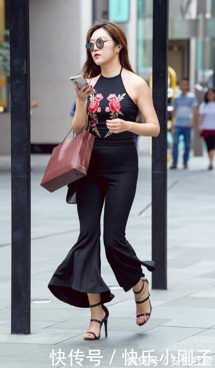 牛仔短裤 豹纹短袖和牛仔短裤,让美女更显瘦,展现苗条身材