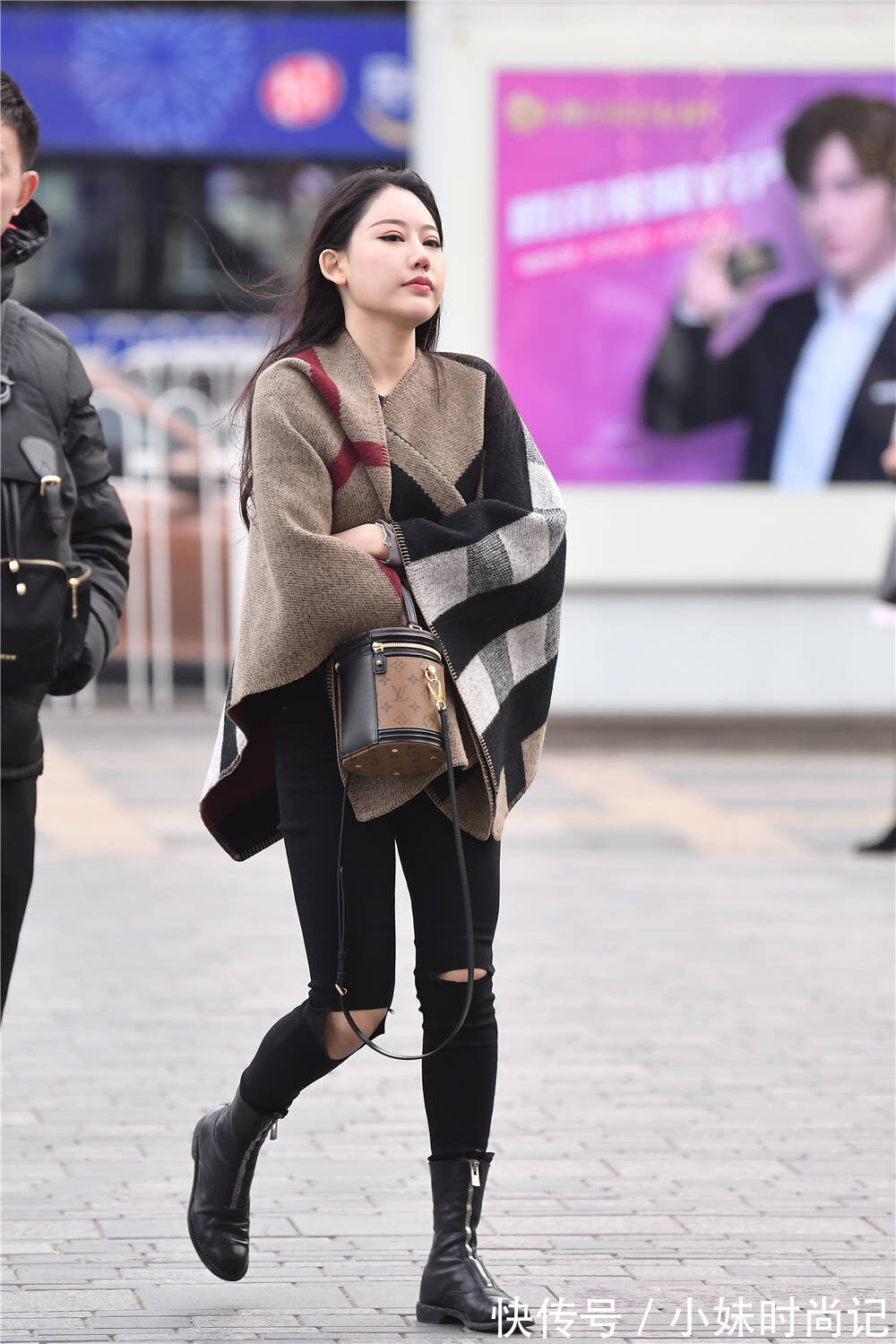 搭配 黑色破洞紧身牛仔裤,搭配拉链短靴,灰色格子外套,看着不保暖