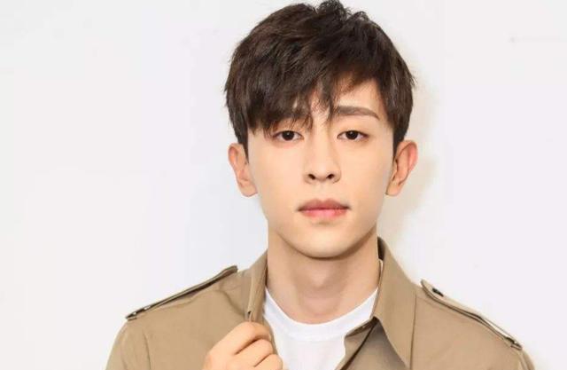 邓伦被骂上热搜,两年6部综艺吃相太难看?他这一做法太不明智了