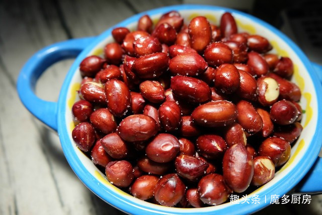炸花生米这个做法好，8分钟就出锅，又香又脆，不怕糊还省油！