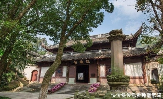 这座古寺没有佛像僧人，千年来鸟虫不见，蜘蛛不结网，梁上无灰尘