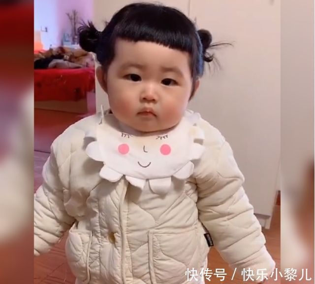 孩子剪头|宝妈给女儿剪刘海像“狗啃”，孩子睁开眼睛后，网友：靠颜值硬撑