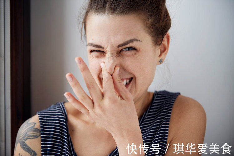 直肠癌|经常放屁是肠癌的警示吗?医生说:这4个症状才是肠癌的信号