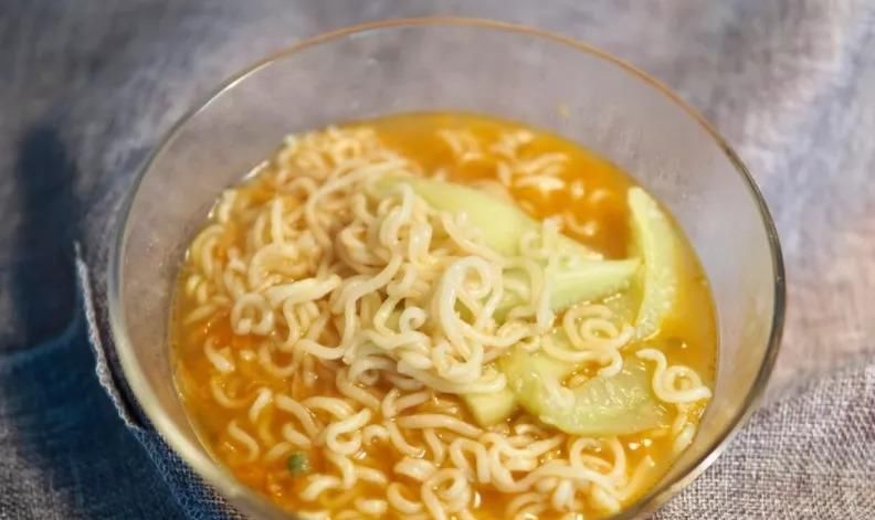 泡面|泡面创始人将方便面当饭吃,看到其活的岁数后,网友:被骗多年!