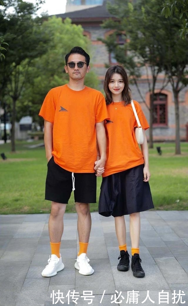 姑娘搭配一款深色的印花小衫，优雅大气