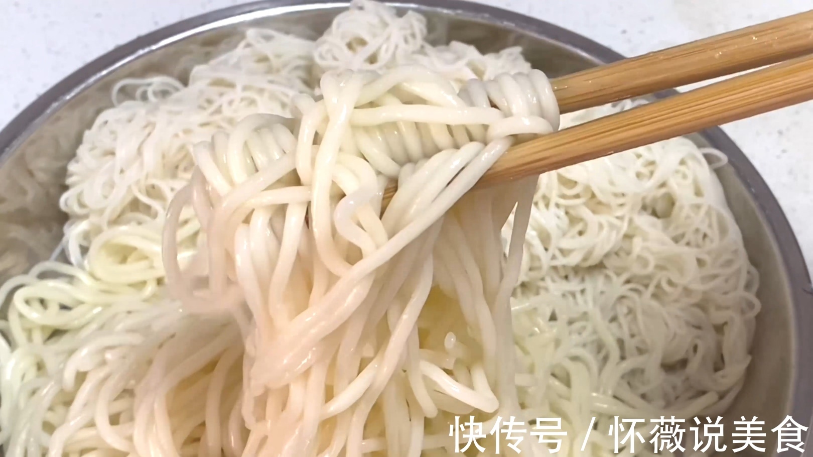 煮面条最忌开水下锅,面馆老师傅教你方法,做法简单,爽滑又劲道