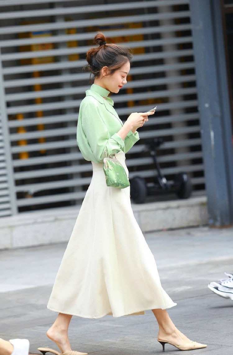 街拍:美女穿着简简单单,看起来非常的好看