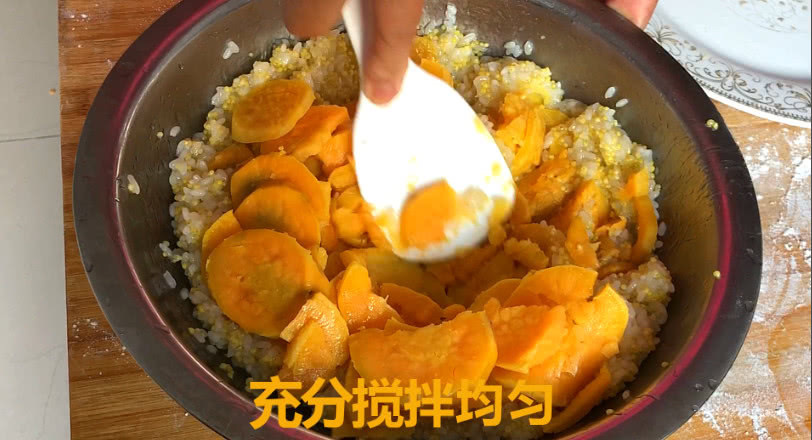 红薯蒸煮着吃过时了,试试新做法,全家人都爱吃,比面包还好吃!