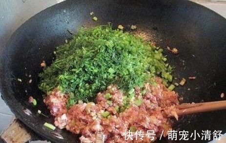 搅拌均匀|拌肉馅时,很多人放错了“酱油”!难怪肉馅又干又柴
