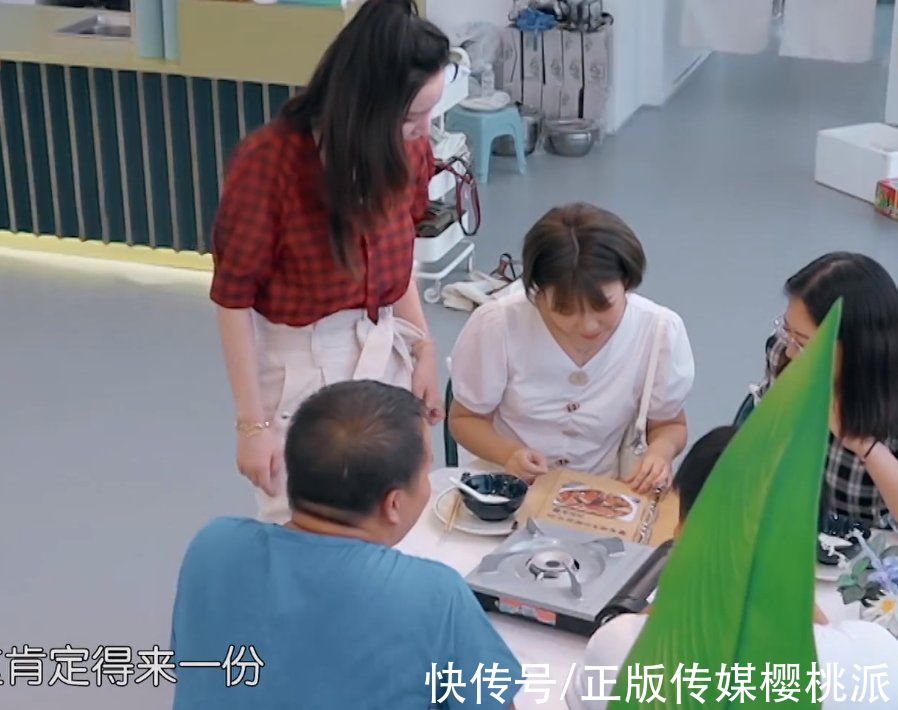 张萌|《中餐厅》再现混乱剪辑，金晨发型连环跳戏，同一场景频繁切换