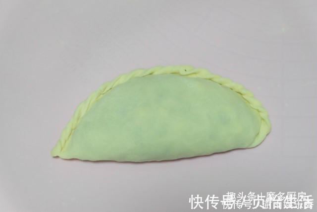 菜盒子薄皮大馅特好吃,面粉不用开水烫,放多久都不会硬!