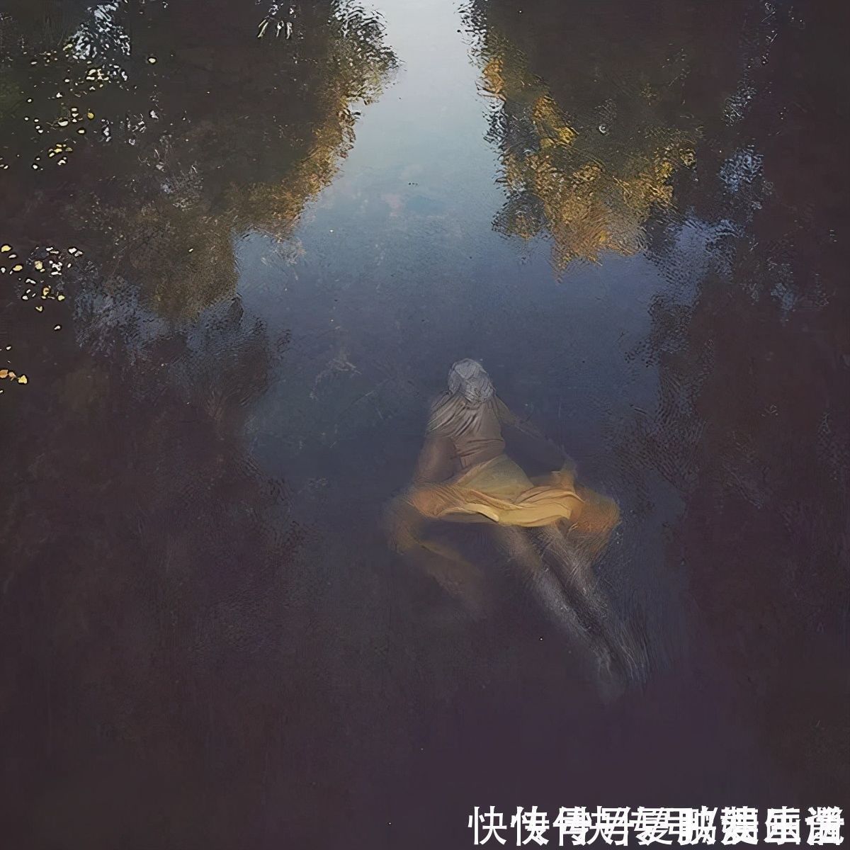 骑自行车|这画面真是绝了,女孩横躺在水里骑自行车,让人看上一眼就忘不了